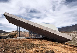 沈阳西泽立卫在智利设计波浪状混凝土屋顶度假屋